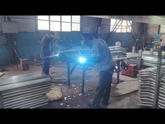 Τα εξαρτήματα σύνδεσης του πλέγματος συγκολλώνται στον στύλο του φράχτη.