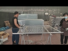 Ψεκάστε ασημένια μπογιά στο πλαίσιο