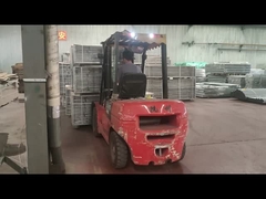 Τα συσκευασμένα εμπορεύματα τοποθετούνται στην αποθήκη.