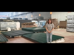 Το πράσινο φράχτη που έχει επικαλυφθεί με σκόνη είναι τόσο απαλό.