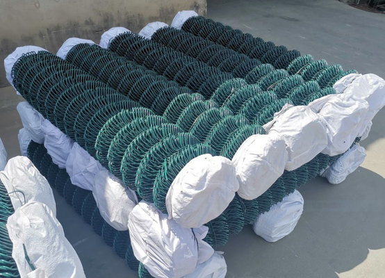 Σκούρο πράσινο 1.8m φράκτης συνδέσεων αλυσίδων ύψους ντυμένος PVC με ολόκληρες τις καθορισμένες συναρμολογήσεις