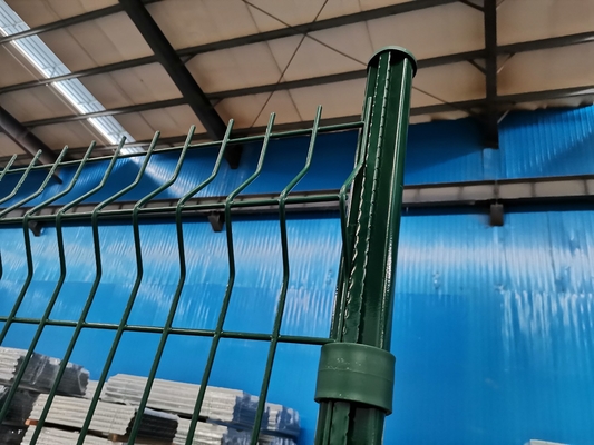 Κήπος PVC επικαλυμμένο με V κάμψη 3D καμπυλωτό συγκολλημένο σύρμα πλέγμα φράχτη εξωτερικό μέταλλο 3D φράχτη Πίνακα με ροδάκινο σχήμα πόστο