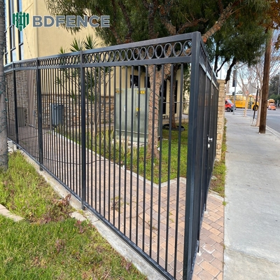 Μαύρη σκόνη επικαλυμμένα με μέταλλο σωληνώδη αλουμινίου φράχτη πάνελ με κορυφαία δόρυ piικέτ 30.000 kg μονό ακαθάριστο βάρος φράχτη πύλες