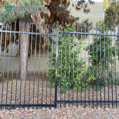 Μαύρη σκόνη επικαλυμμένα με μέταλλο σωληνώδη αλουμινίου φράχτη πάνελ με κορυφαία δόρυ piικέτ 30.000 kg μονό ακαθάριστο βάρος φράχτη πύλες