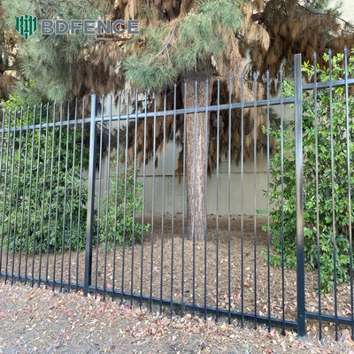 Μαύρη σκόνη επικαλυμμένα με μέταλλο σωληνώδη αλουμινίου φράχτη πάνελ με κορυφαία δόρυ piικέτ 30.000 kg μονό ακαθάριστο βάρος φράχτη πύλες