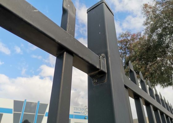 Υψηλής αντοχής σιδερένιο πλαίσιο Πάλισας σωληνοειδής φράχτης Φράχτης ασφαλείας Πίνακα τετραγωνικής τρύπας θερμό βύθισμα για πόρτες οδού