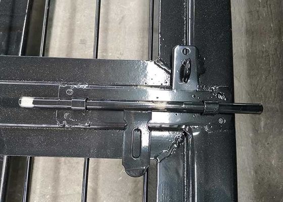 ανοξείδωτη πύλη φρακτών σιδήρου ενωμένη στενά πόρτα με την αντικλεπτική κλειδαριά