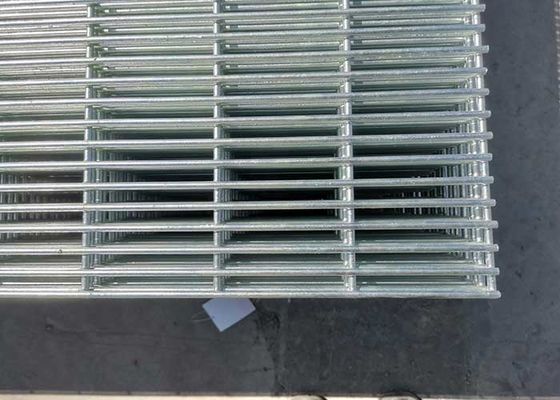 Ασφάλεια περιμετρική φράχτη με 76 * 25mm μεγέθους ανοίγματος και σκόνη επικαλυμμένη επεξεργασία επιφάνειας Anti-Climb σχεδιασμό