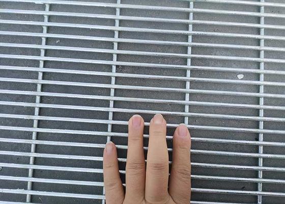 Ασφάλεια περιμετρική φράχτη με 76 * 25mm μεγέθους ανοίγματος και σκόνη επικαλυμμένη επεξεργασία επιφάνειας Anti-Climb σχεδιασμό