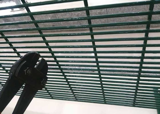 Ασφάλεια περιμετρική φράχτη με 76 * 25mm μεγέθους ανοίγματος και σκόνη επικαλυμμένη επεξεργασία επιφάνειας Anti-Climb σχεδιασμό