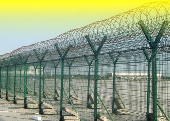 Η σκόνη έντυσε την πράσινη φυλακή 358 αντι αναρριχείται στην περίφραξη ασφάλειας